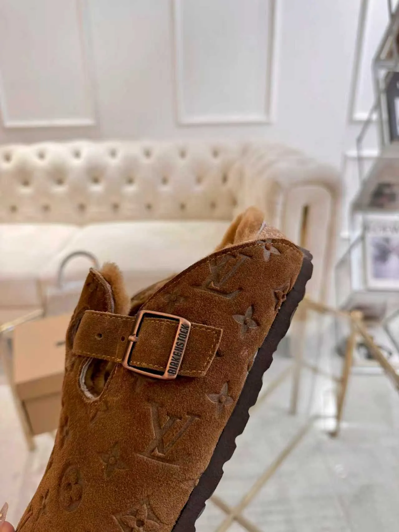 p600🐮🐮 LV wool slippers for couples｜Even the toes exude a sense of luxury ✨ For this pair of LV classic Birkenstock slippers, we have achieved the ultimate restoration of the "higher version", with the mark of luxury in every detail. 👫 ▫️ Original jacquard with delicate cowhide leather, retro texture is at your fingertips; ▫️ 100% pure wool lining, wearing barefoot is like stepping on clouds, skin-friendly, breathable and not sweaty; ▫️ Three-dimensional toe cap + non-slip rubber sole, safe and secure when walking in the wind. The belt buckle and presbyopia elements are embellished, revealing the aura of a big-name brand in a low-key manner. Whether it is on a date or out on the street, every step is like walking in the middle of a show. Pair it with jeans for a lazy and casual look; with a coat and skirt, it will look elegant. With one pair of shoes, you can easily switch between multiple styles, and you never have to be deliberate about the sense of luxury. #LVcouples #high-endwear #lightluxurylife #quality recommendation Fabric: classic presbyopia/imported sheepskin/classic jacquard fabric Lining: imported wool lining Sole: original rubber sole Size: Female 35-41 Male 38-46